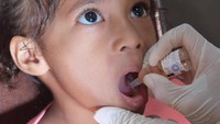 Seorang anak mendapatkan imunisasi polio tahap kedua saat Pekan Imunisasi Nasional (PIN) Polio 2024 di Kantor Desa Sumerta Kelod, Denpasar, Bali, Selasa (13/8/2024).   