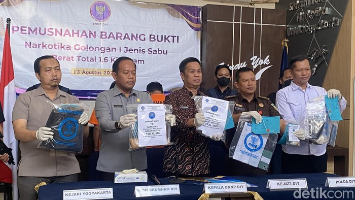 Pemusnahan 1,6 kg sabu asal Medan di BNNP DIY, Selasa (13/8/2024).