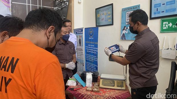 Pemusnahan 1,6 kg sabu asal Medan di BNNP DIY, Selasa (13/8/2024).