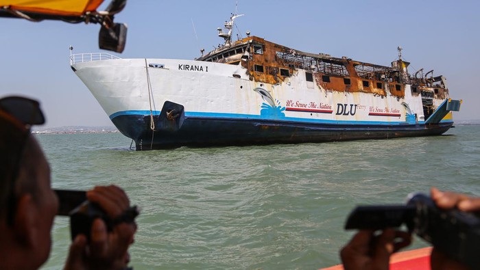 Petugas dari Basarnas meninjau kondisi KM Kirana I yang berlabuh jangkar pascakebakaran di perairan laut Tanjung Emas Semarang, Jawa Tengah, Senin (12/8/2024). Kapal penumpang KM Kirana I milik PT Dharma Lautan Utama yang terbakar pada Minggu (11/8) pukul 15.30 WIB tersebut berhasil dipadamkan oleh petugas gabungan dari Kantor Syahbandar dan Otoritas Pelabuhan (KSOP) Kelas I Tanjung Emas Semarang, Polairud Polda Jateng, serta Basarnas Semarang dan tidak ada korban jiwa dalam peristiwa itu. ANTARA FOTO/Makna Zaezar/YU