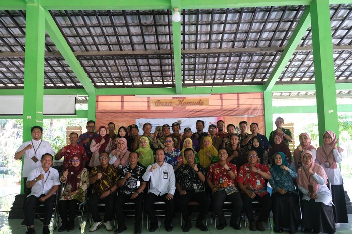 Penandatanganan prasasti Desa Cinta Satistik di Balai Desa Kemudo, Selasa (13/8/2024).
