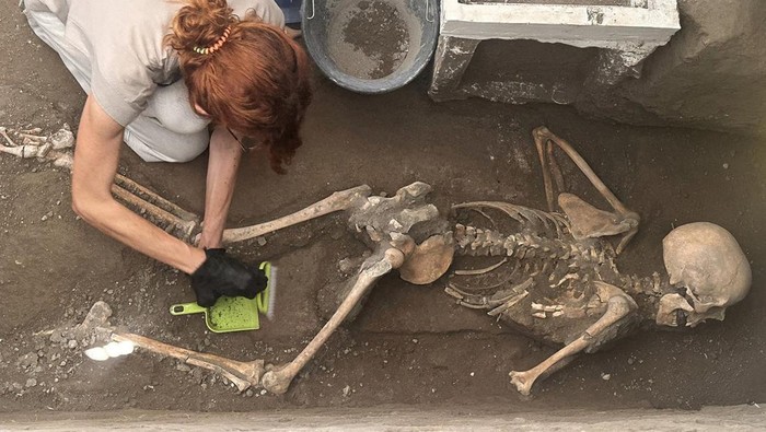 Penemuan Kerangka Manusia yang Terjebak Saat Letusan Gunung Berapi di Pompeii An archaeologist works on the recently discovered remains of a victim in the archaeological site of the ancient city of Pompeii, which was destroyed in AD 79 by the eruption of Mount Vesuvius, in Pompeii Italy, July 5, 2024. Parco Acheologico di Pompei/Handout via REUTERS ATTENTION EDITORS THIS IMAGE HAS BEEN SUPPLIED BY A THIRD PARTY. NO ARCHIVES. NO RESALES.