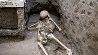 Pompeii dihuni sekitar 20.000 orang saat terkubur di bawah abu vulkanik selama letusan Gunung Vesuvius pada tahun 79 M.  