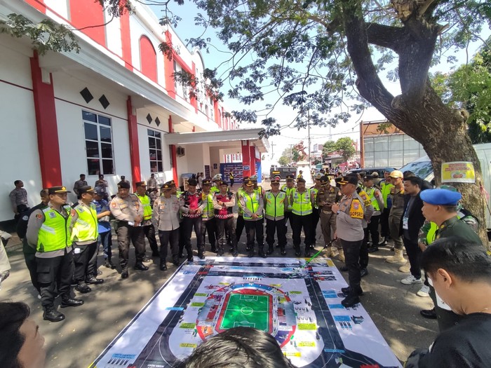 Pengamanan laga Arema FC vs Dewa United di Stadion Soepriadi Blitar