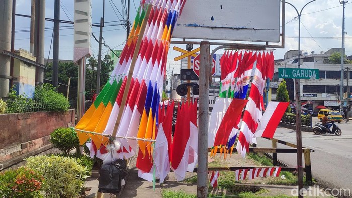 Penjual bendera merah putih di Lubuklinggau.