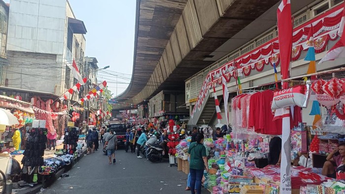 Penjual pernak-pernik Agustusan di Pasar Asemka