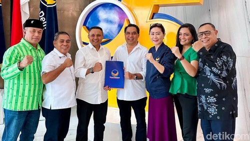 Penyerahan SK dukungan untuk Pilgub NTT kepada Simon Kamlasi-Andre Garu di NasDem Tower, Jakarta. (Dok. DPW NasDem NTT)