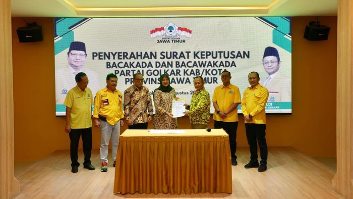 Penyerahan surat rekom Golkar ke Ipuk-Mujiono