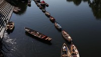 Perahu-perahu kayu itu biasa disewa wisatawan untuk menyusuri Sungai Thames.  