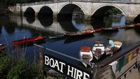 Perahu sewaan berbaris di pinggir Sungai Thames di Richmond, London, Inggris, Senin (12/8/2024).  