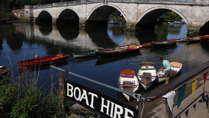 A person prepares boats for hire during hot weather on the River Thames at Richmond, London, Britain, August 12, 2024. REUTERS/Toby Melville
