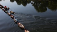 Namun saat cuaca panas menyengat, penyewaan perahu kayu tersebut kurang diminati.  