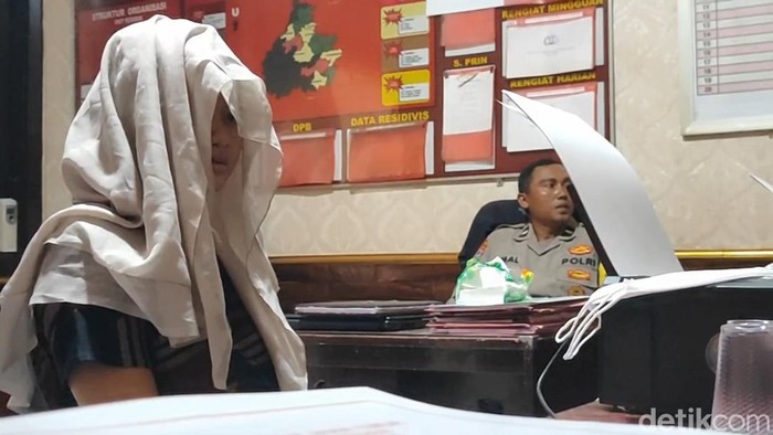 Perempuan penusuk kekasihnya usai bersetubuh di Pasuruan saat diperiksa di mapolsek
