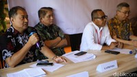 Wakil Ketua Umum DPP Asosiasi Koperasi dan Ritel Indonesia (Akrindo) Anang Zunaedi menegaskan pihaknya menolak aturan larangan penjualan rokok itu. Karena menurutnya omzet dari ritel kecil atau UMKM didominasi dari penjualan rokok.