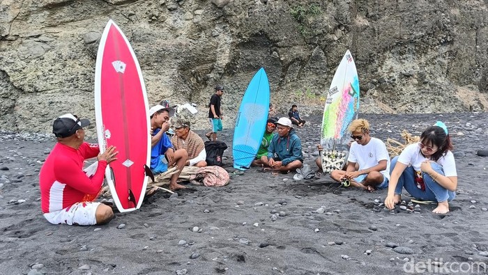 peselancar menepi begitu terjadi gempa Malang