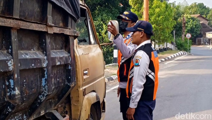 Petugas Dishub Kabupaten Cirebon saat memberhentikan truk di ruas jalan Dewi Sartika