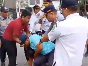 Aksi Petugas Dishub Medan Keroyok-Piting Kepala Satpam Dinas P3AKB Sumut