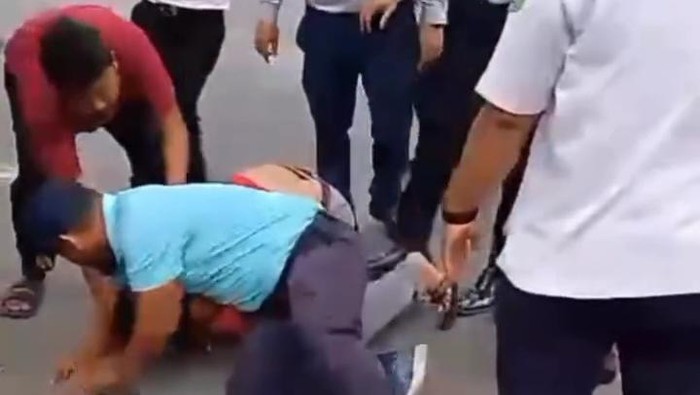 Petugas Dishub Medan keroyok Satpam Dinas P3AKB Sumut (Dok. Istimewa)