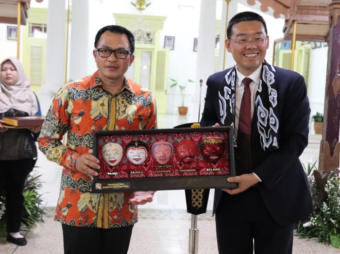 Pj Bupati Cirebon Wahyu Mijaya saat menerima kunjungan Wali Kota YianJiang Tiongkok