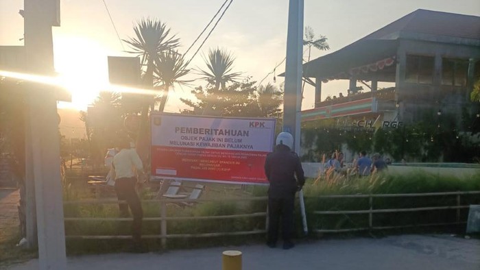 Plang peringatan penunggak pajak yang dipasang KPK dan Pemda Lombok Tengah sedang dicopot security ITDC. Foto:(istimewa)