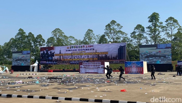 Polda Metro gelar simulasi pengamanan Pilkada 2024. Ada demo ricuh hingga aksi terorisme.