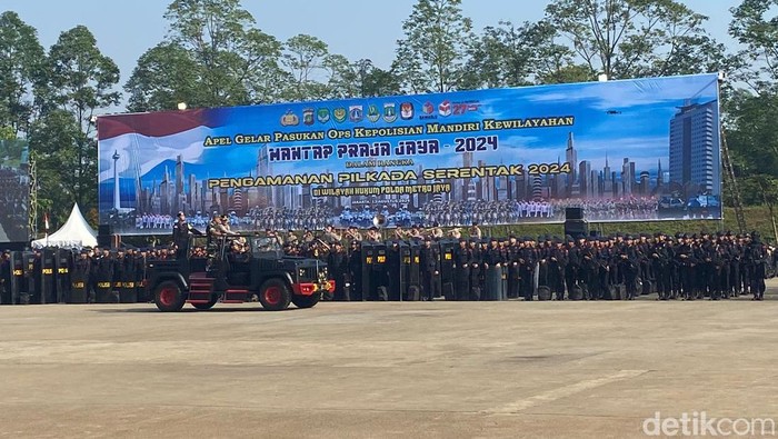Polda Metro Jaya menggelar pasukan Operasi Mantap Praja 2024 dalam rangka pengamanan Pilkada serentak.