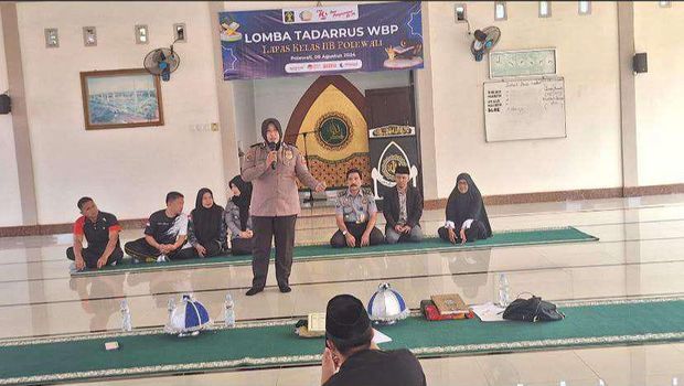 Wanita berinisial MA (31) di Kabupaten Polewali Mandar (Polman), Sulawesi Barat (Sulbar) yang menyamar sebagai polisi wanita (polwan) ternyata sempat melakukan penyuluhan di Lembaga Pemasyarakatan (Lapas) Kelas IIB Polewali.