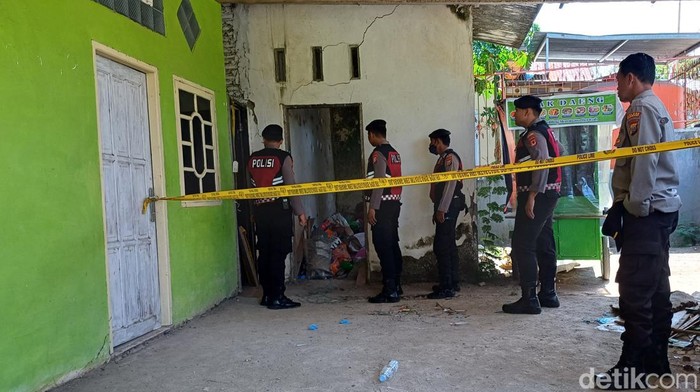 Polisi berjaga di TKP penemuan mayat perempuan dalam koper di Pangkep.