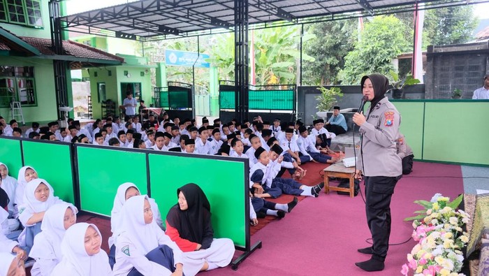 Polres Blitar Kota gelar sosialisasi anti kekerasan dan bullying ke santri
