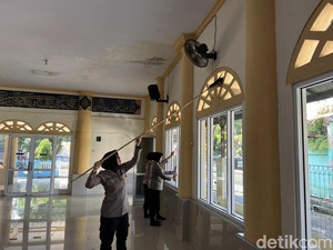 Bersih-bersih Masjid Cara Polwan Tasik Peringati Hari Jadi