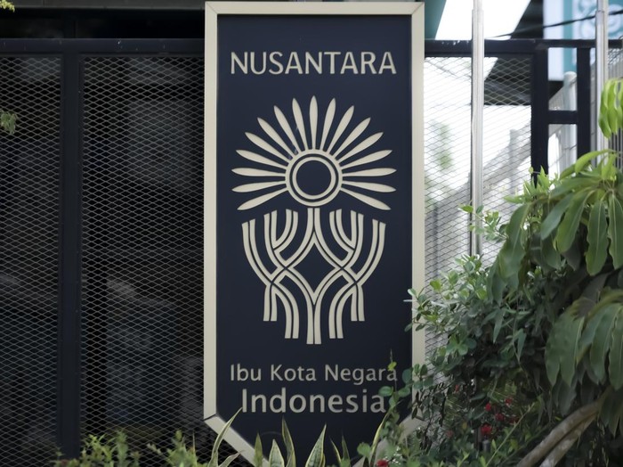 Istana Negara dan Istana Garuda terlihat dari Sumbu Kebangsaan IKN, Penajam Paser Utara, Kalimantan Timur.