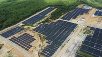 Selain air bersih, pemenuhan kebutuhan energi di IKN merupakan aspek krusial dalam memastikan ibu kota baru ini dapat berfungsi secara efisien dan berkelanjutan. Salah satunya dengan menggunakan energi hijau yang bersumber dari Pembangkit Listrik Tenaga Surya (PLTS).
