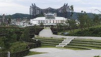 Pada tahap pertama pembangunan IKN, Pemerintah akan memfokuskan pembangunan berbagai gedung di Kawasan Inti Pusat Pemerintahan (KIPP) seluas sekitar 900 hektare. Salah satunya yaitu Istana Garuda yang segera dijadikan sebagai kantor baru bagi Presiden Indonesia. Progres pembangunan Istana Kepresidenan itu kini memasuki tahap penyelesaian. (ANTARA FOTO/Hafidz Mubarak A)