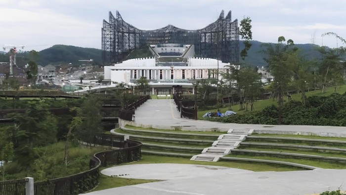 Istana Negara dan Istana Garuda terlihat dari Sumbu Kebangsaan IKN, Penajam Paser Utara, Kalimantan Timur.