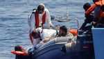 Potret 44 Migran Terombang-ambing di Laut Mediterania