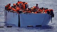 Cynthia Martin, kapten Astral, kapal penyelamat Open Arms, mengatakan memberi mereka jaket pelampung, air dan makanan dan tinggal bersama mereka hingga kapal Italia Guardia di Finanza tiba untuk membawa mereka ke Lampedusa.  