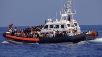 Para migran berdiri di atas kapal Guardia Costiera (Penjaga Pantai) Italia setelah diselamatkan di perairan internasional selatan Lampedusa, di Laut Mediterania, 12 Agustus 2024.  