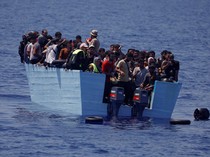 Potret 44 Migran Terombang-ambing di Laut Mediterania