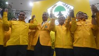 Diketahui, Rapat Pleno DPP Golkar digelar usai pengunduran diri ketum Airlangga Hartarto dari jabatannya pada Sabtu (10/8) malam. Ada tiga fokus agenda dalam rapat itu. Pertama, pembacaan surat pengunduran diri Airlangga dari Ketum Golkar sekaligus penunjukan Plt Ketum. Kedua, penetapan jadwal rapimnas. Ketiga, penetapan jadwal Munaslub Golkar. 