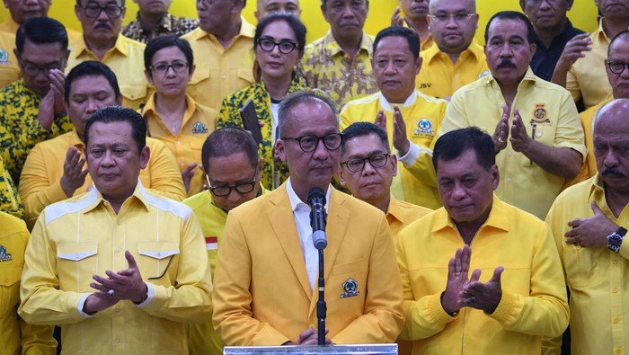 Potret Agus Gumiwang Diumumkan Jadi Plt Ketum Golkar Pelaksana Tugas (Plt) Ketua Umum (Ketum) Partai Golkar terpilih Agus Gumiwang Kartasasmita (tengah) didampingi jajaran pimpinan DPP Partai Golkar memberikan keterangan kepada wartawan usai rapat pleno di Jakarta, Selasa (13/8/2024). Selain memilih Agus Gumiwang sebagai plt ketua umum, rapat pleno DPP Partai Golkar tersebut juga memutuskan menggelar Rapimnas serta Musyawarah Nasional Luar Biasa (Munaslub) untuk memilih ketua umum definitif pada 20 Agustus 2024 di Jakarta. ANTARA FOTO/Aditya Pradana Putra/nym.