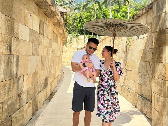 Potret Jessica Mila Bareng Suami dan Anak