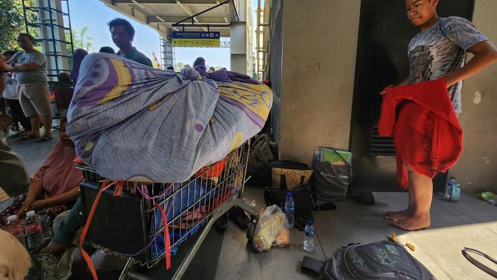 Kebakaran melanda rumah tinggal warga di Manggarai, Tebet, Jakarta Selatan. Warga yang terdampak kebakaran pun mengungsi di area pintu barat Stasiun Manggarai.