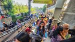Potret Stasiun Manggarai Dipenuhi Pengungsi Korban Kebakaran