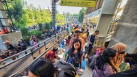 Akibat adanya peristiwa ini, KAI Commuter mengimbau penumpang KRL yang hendak ke stasiun masuk melalui pintu timur. Penumpang KA Bandara diimbau datang lebih awal guna mengantisipasi rekayasa lalin atau kemacetan di sekitar lokasi.