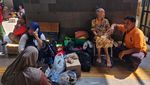 Potret Stasiun Manggarai Dipenuhi Pengungsi Korban Kebakaran