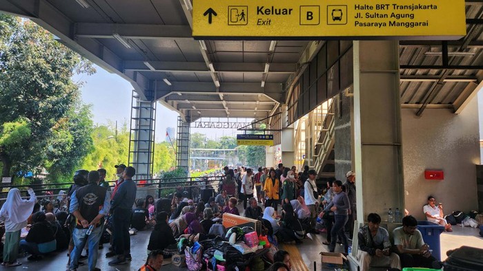 Kebakaran melanda rumah tinggal warga di Manggarai, Tebet, Jakarta Selatan. Warga yang terdampak kebakaran pun mengungsi di area pintu barat Stasiun Manggarai.