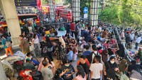 Warga korban kebakaran mengungsi di area pintu barat Stasiun Manggarai, Selasa (13/8/2024).