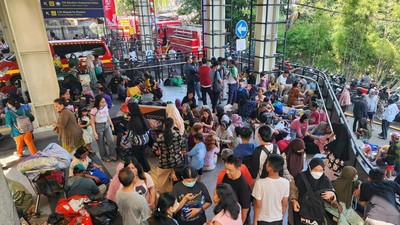 Potret Stasiun Manggarai Dipenuhi Pengungsi Korban Kebakaran