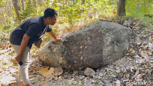 Prasasti kuno aksara Cina ditemukan di Desa Warugunung, Pancur, Rembang. Foto diambil Selasa (13/8/2024).