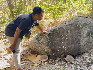 Lagi Ngopi Santai, Jayadi Malah Temukan Prasasti Aksara China Penting